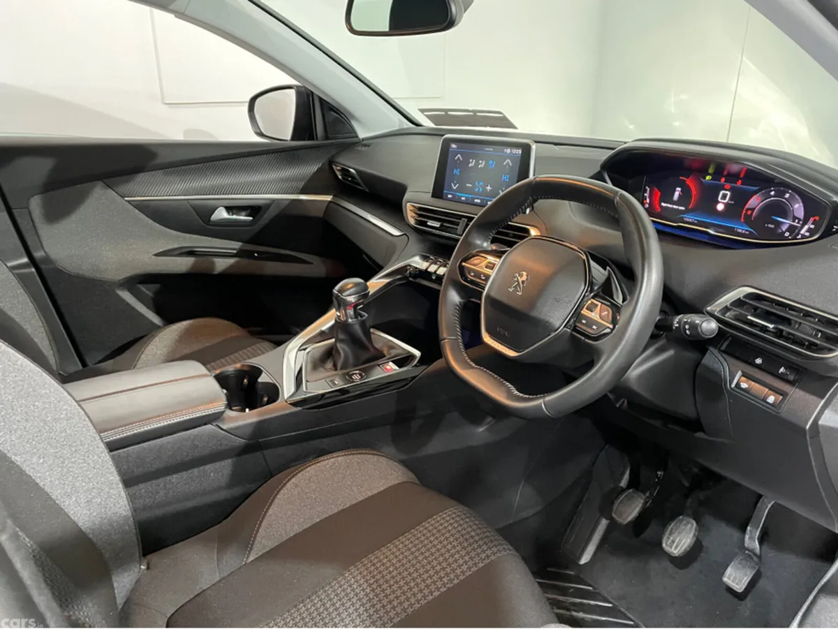Peugeot 5008 MPV, Diesel, 2022, Grey