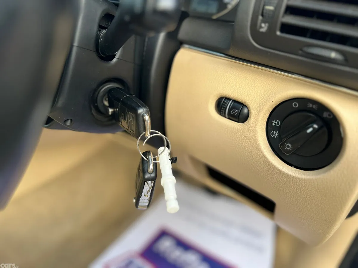 Volkswagen Passat Saloon, Petrol, 2002, Blue