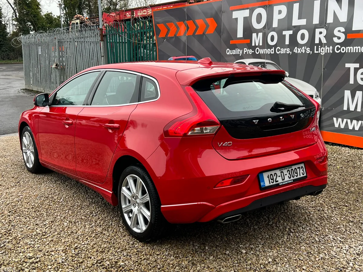 Volvo V40 Hatchback, Diesel, 2019, Red