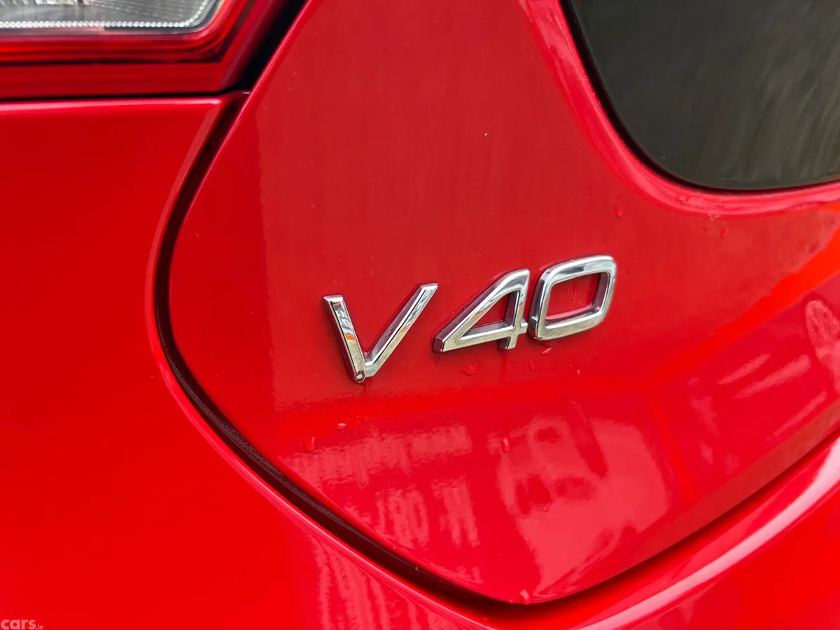 Volvo V40 Hatchback, Diesel, 2019, Red