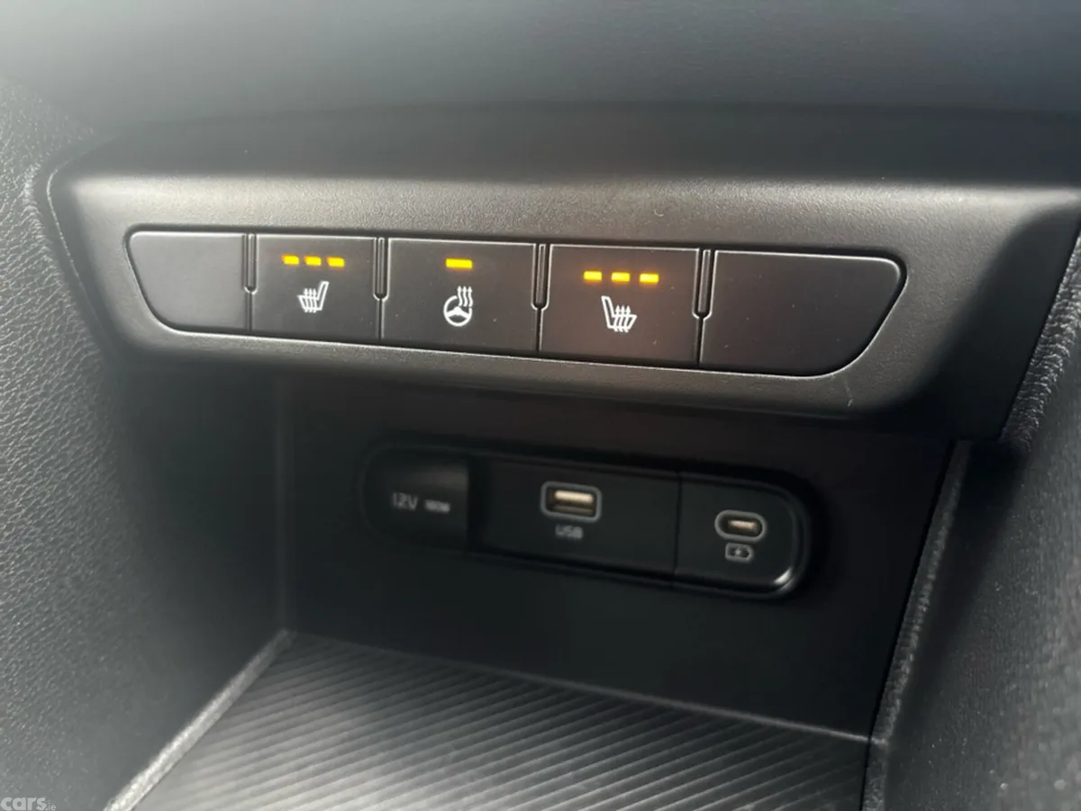 Kia Sportage MPV, Diesel Hybrid, 2023, Red