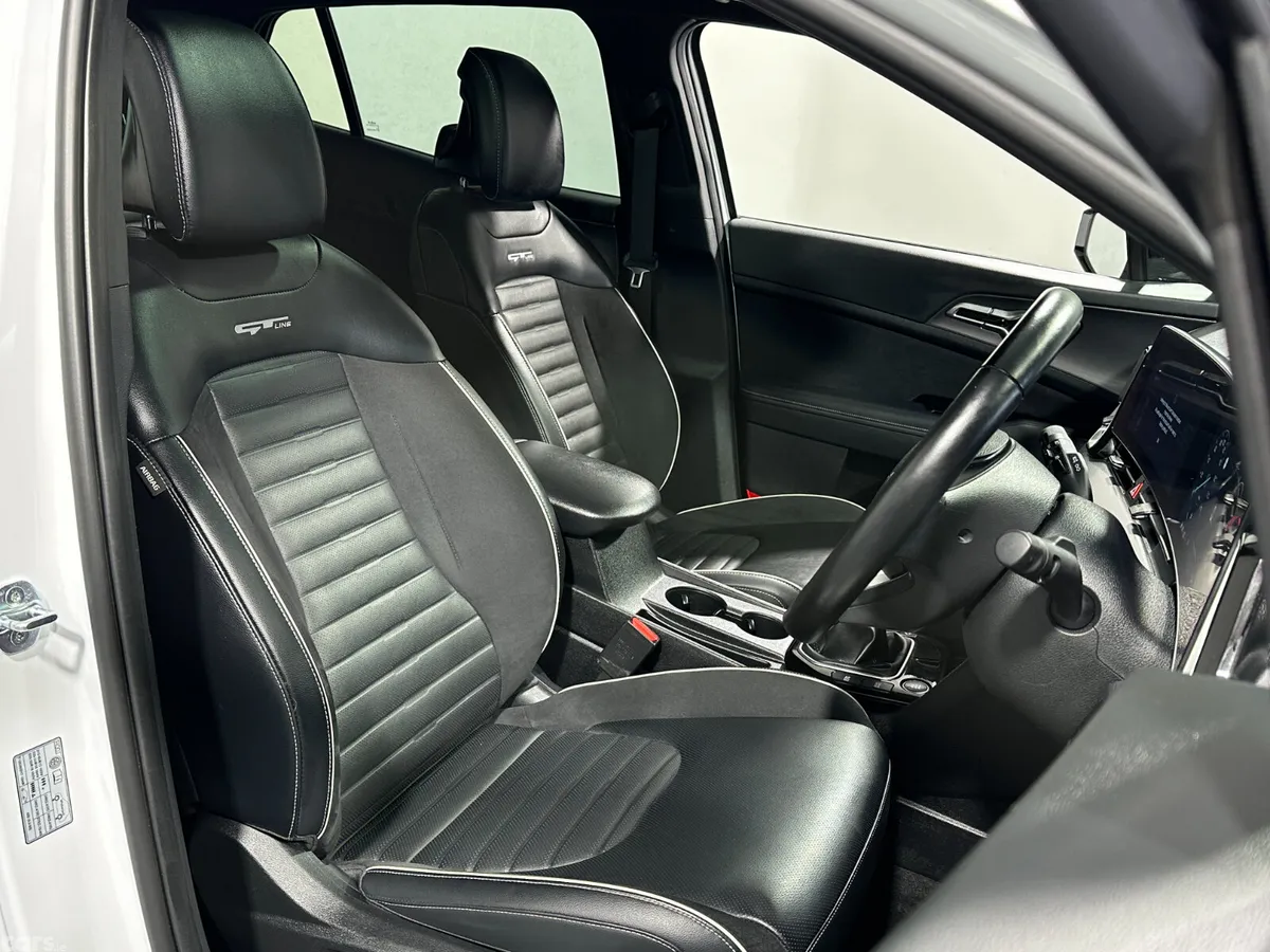 Kia Sportage SUV, Diesel Hybrid, 2023, White