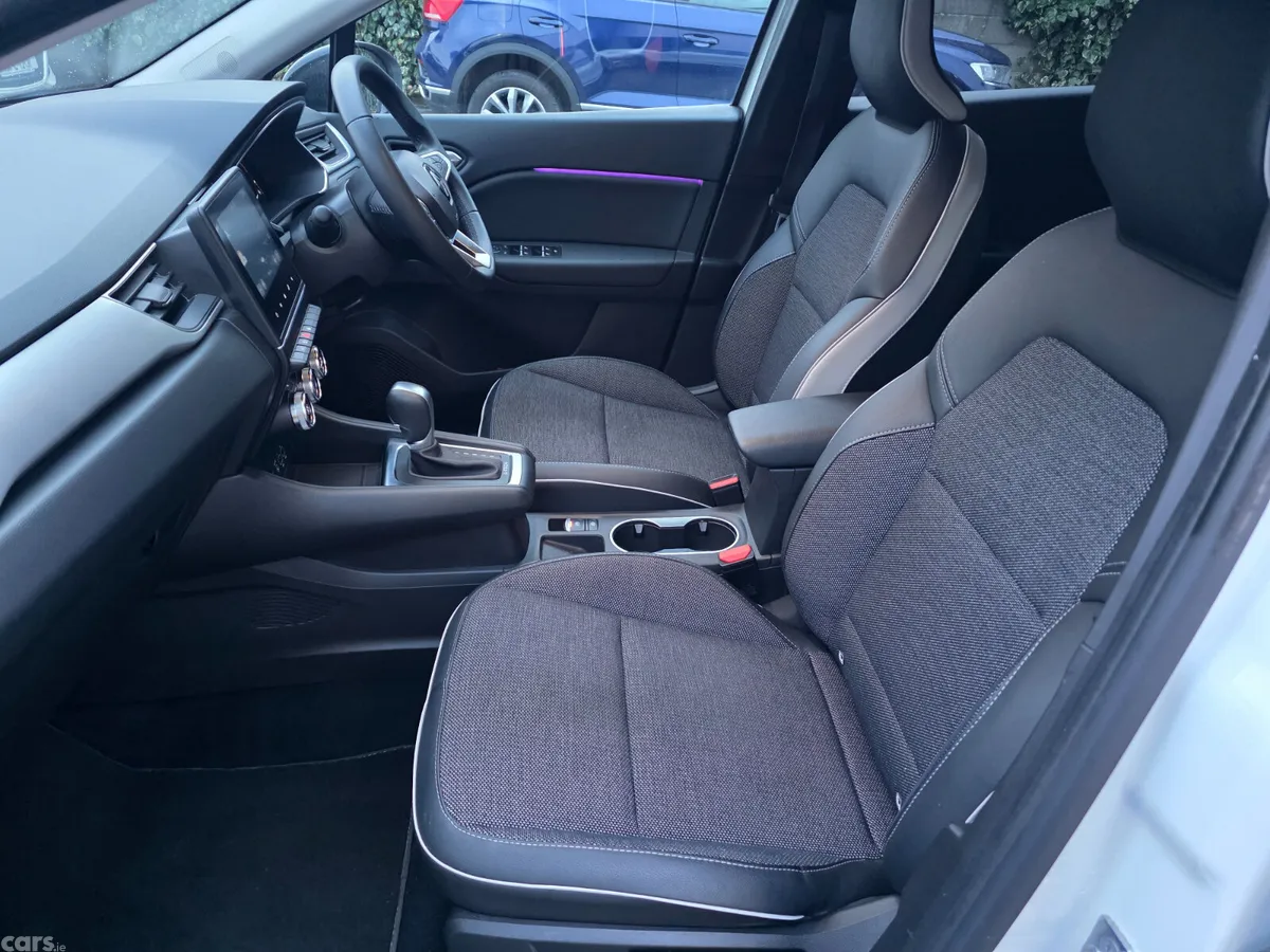 Renault Captur SUV, Petrol Plug-in Hybrid, 2023, White