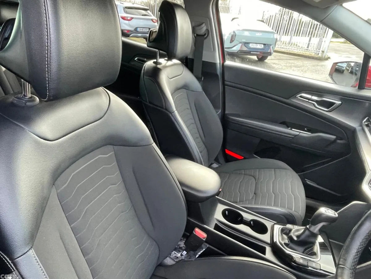 Kia Sportage MPV, Diesel Hybrid, 2023, Red