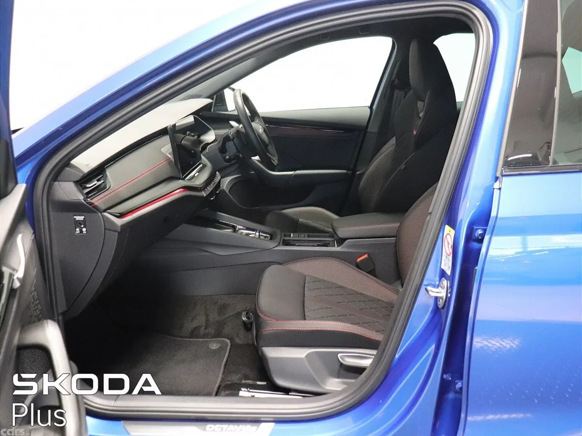 Skoda Octavia Saloon, Petrol, 2025, Blue
