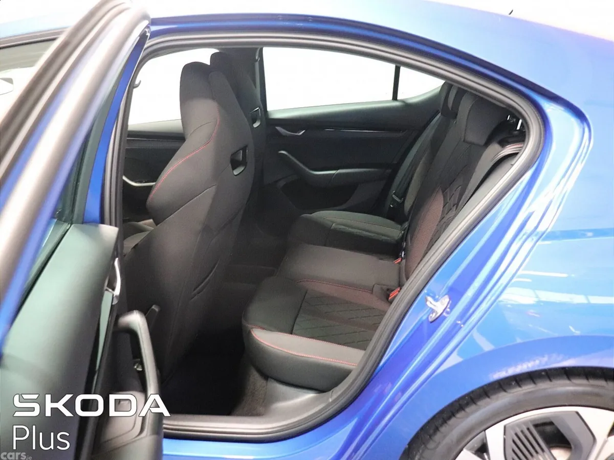Skoda Octavia Saloon, Petrol, 2025, Blue
