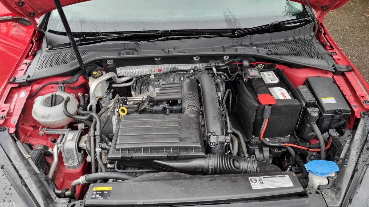 Volkswagen Golf Hatchback, Petrol, 2014, Red
