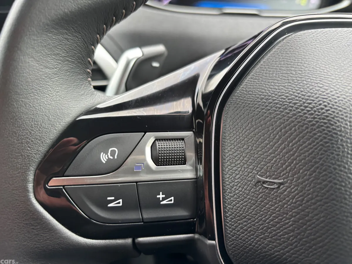 Peugeot 5008 MPV, Petrol Hybrid, 2024, Grey