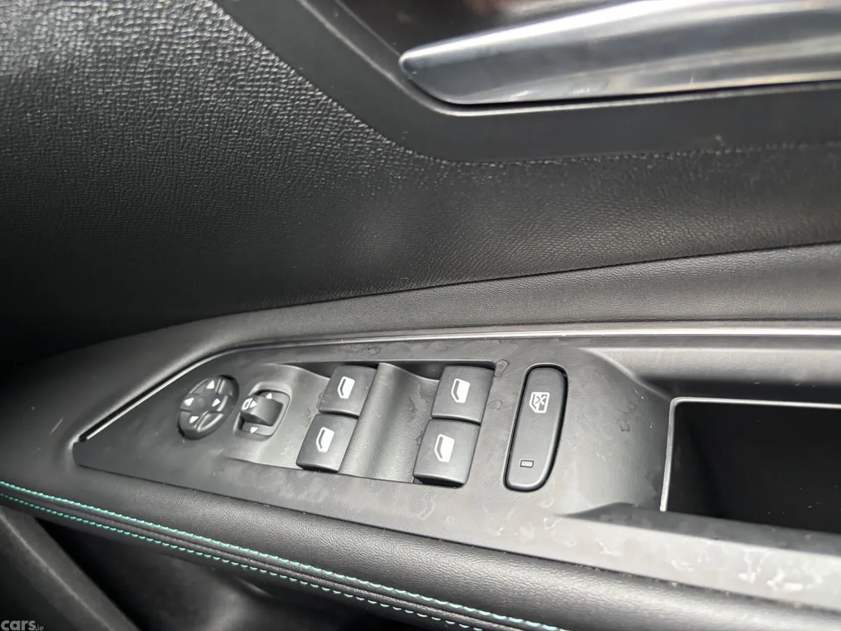 Peugeot 5008 MPV, Petrol Hybrid, 2024, Grey