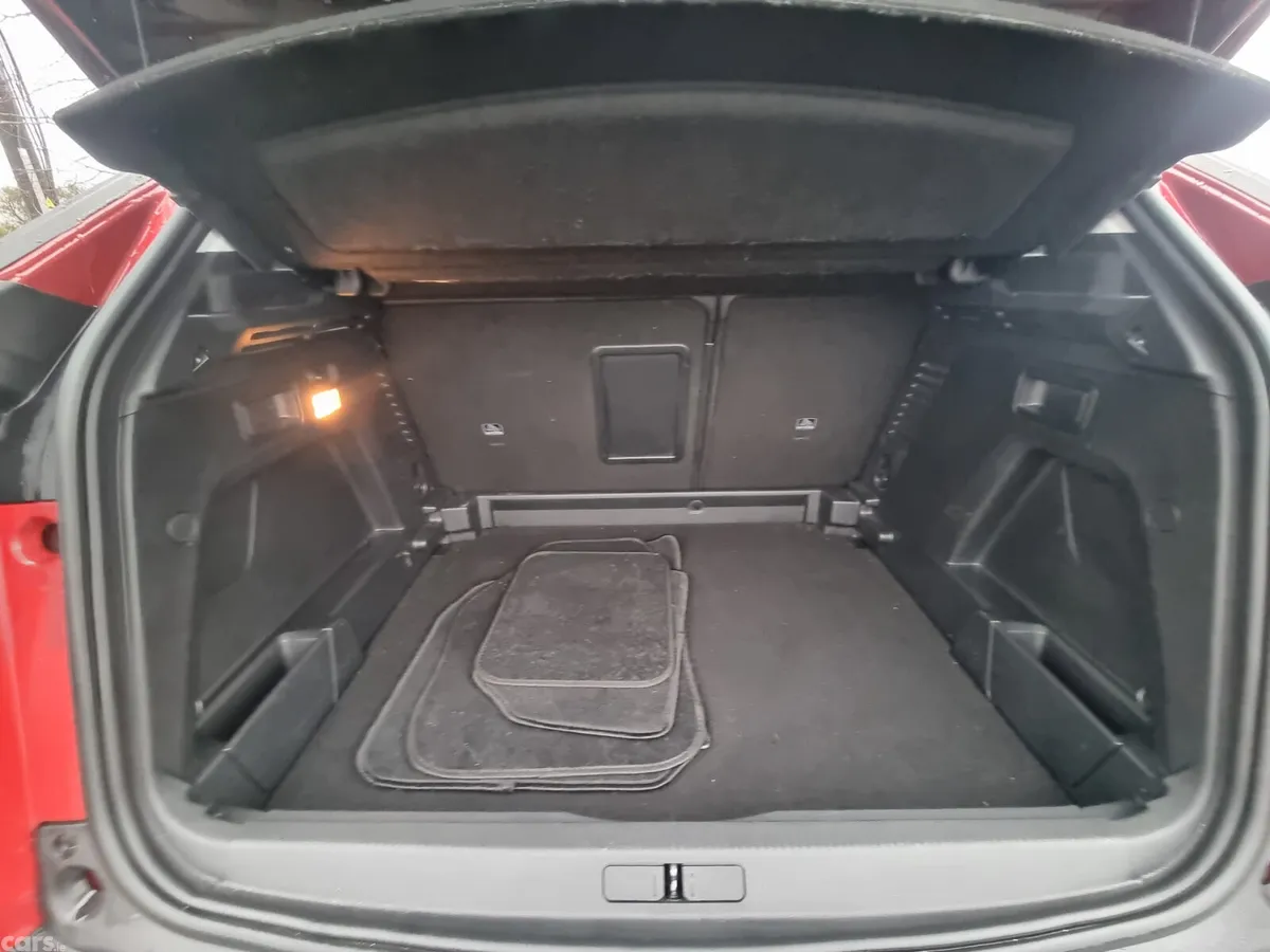 Peugeot 3008 MPV, Petrol, 2021, Red