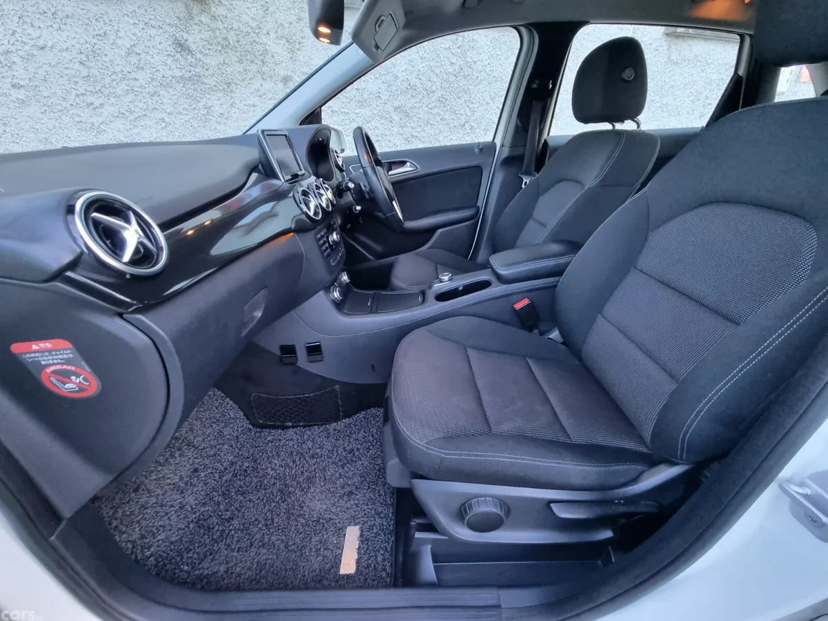 Mercedes-Benz B-Class MPV, Petrol, 2013, White