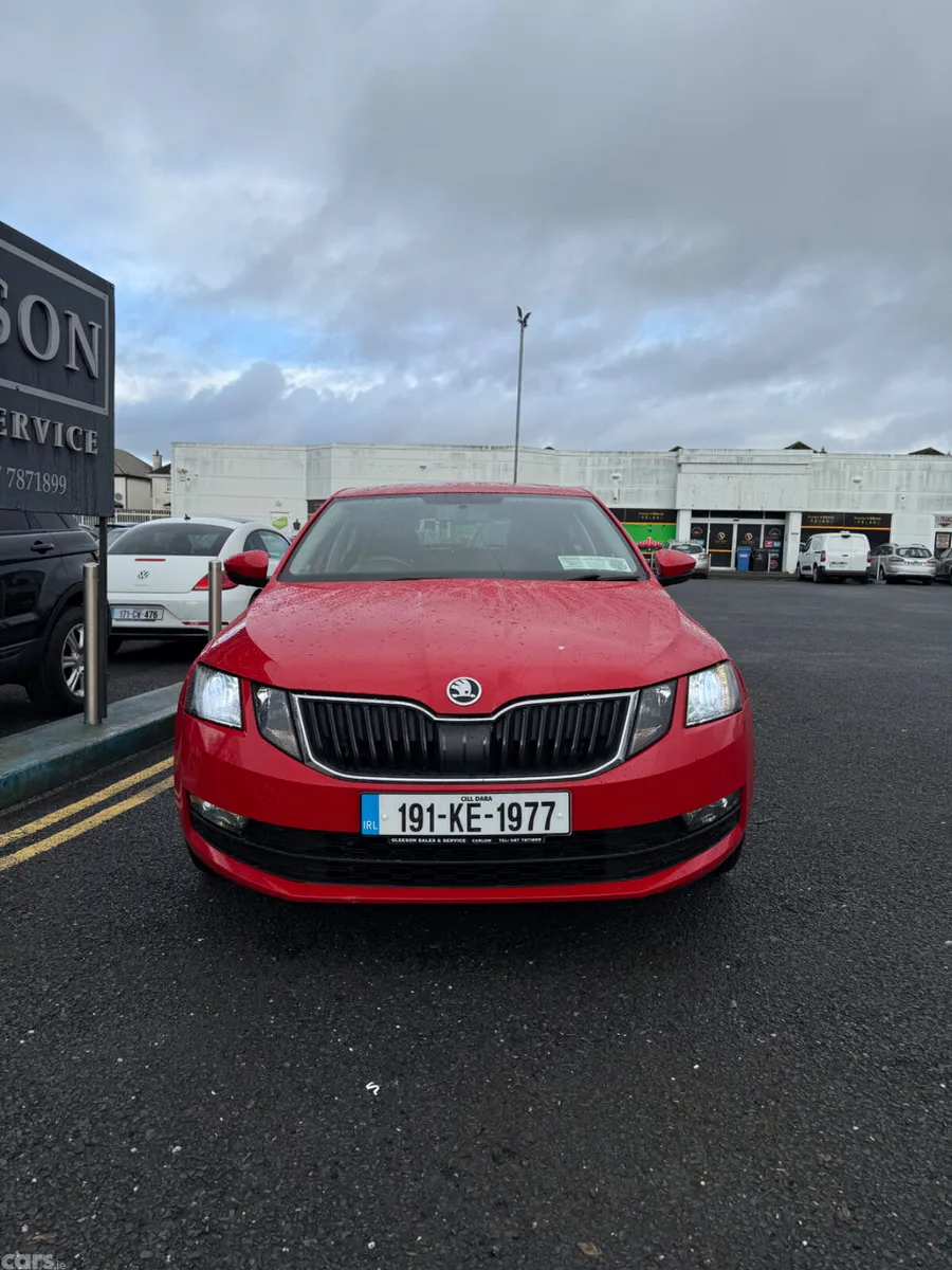 Skoda Octavia Saloon, Diesel, 2019, Red