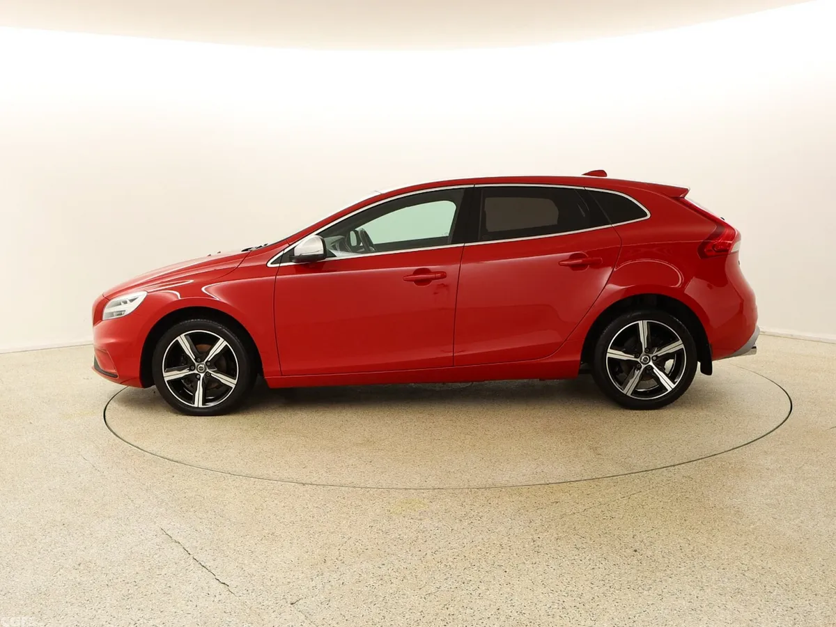 Volvo V40 Hatchback, Diesel, 2016, Red