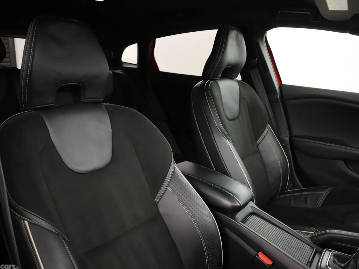 Volvo V40 Hatchback, Diesel, 2016, Red