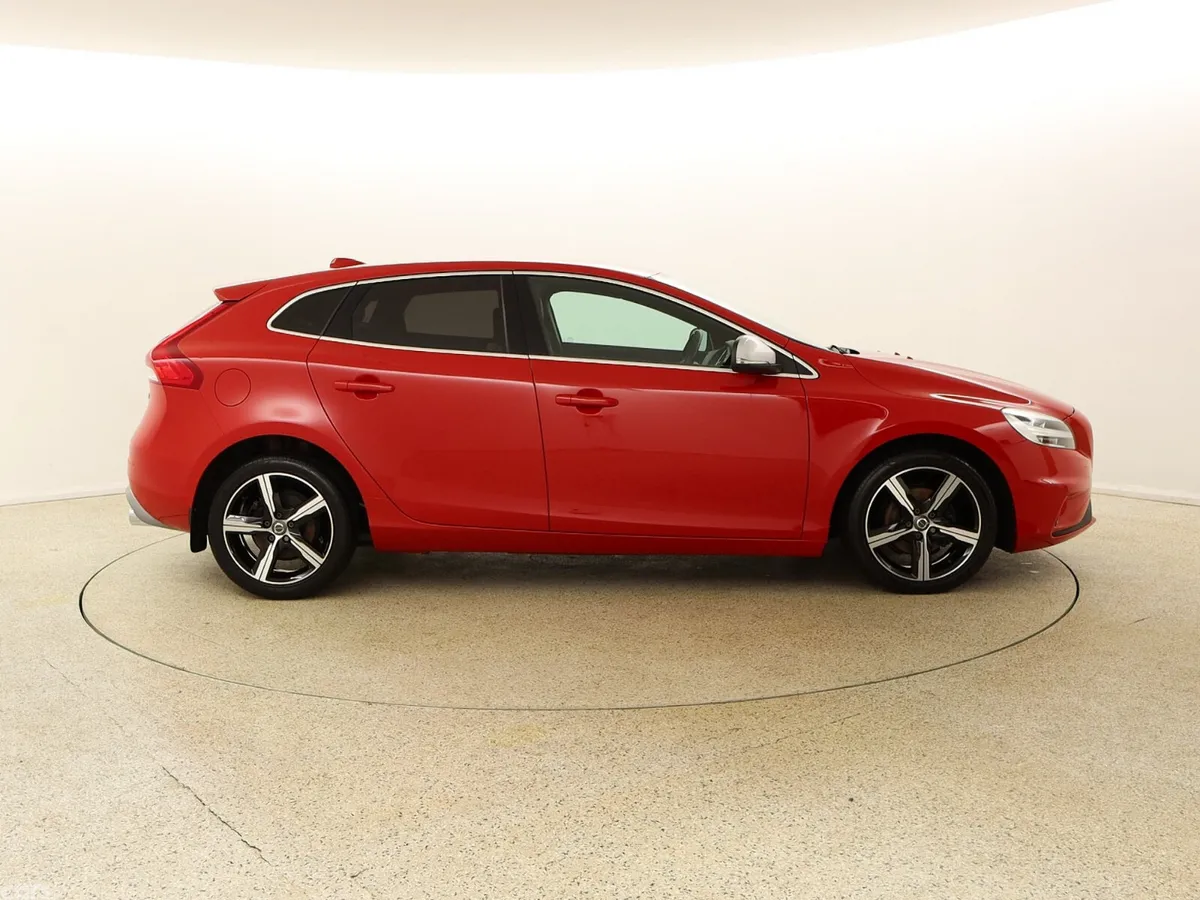 Volvo V40 Hatchback, Diesel, 2016, Red