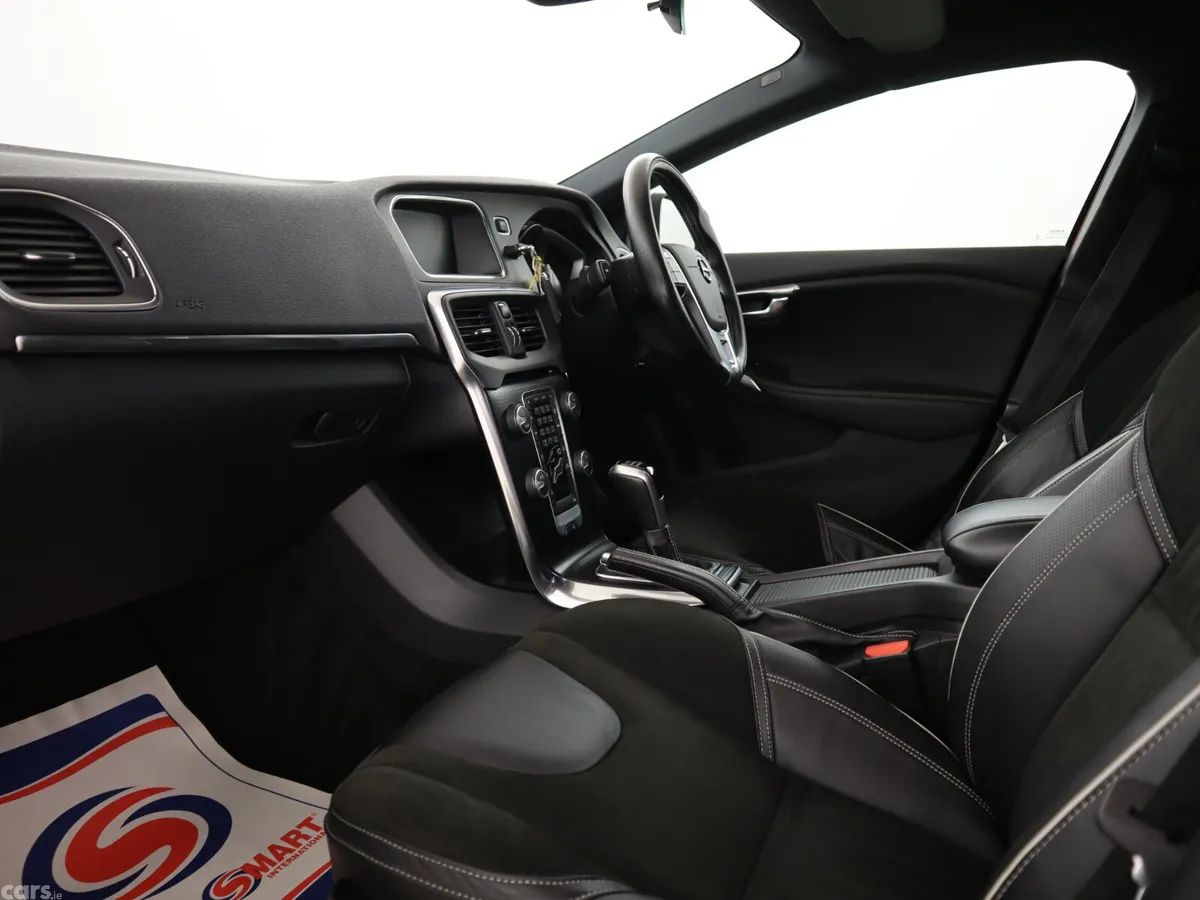Volvo V40 Hatchback, Diesel, 2016, Red