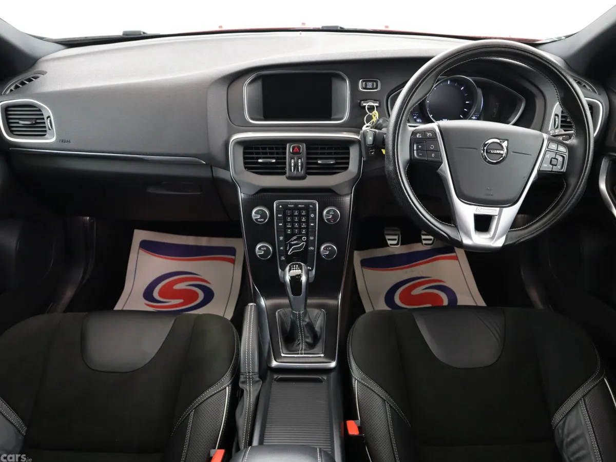 Volvo V40 Hatchback, Diesel, 2016, Red