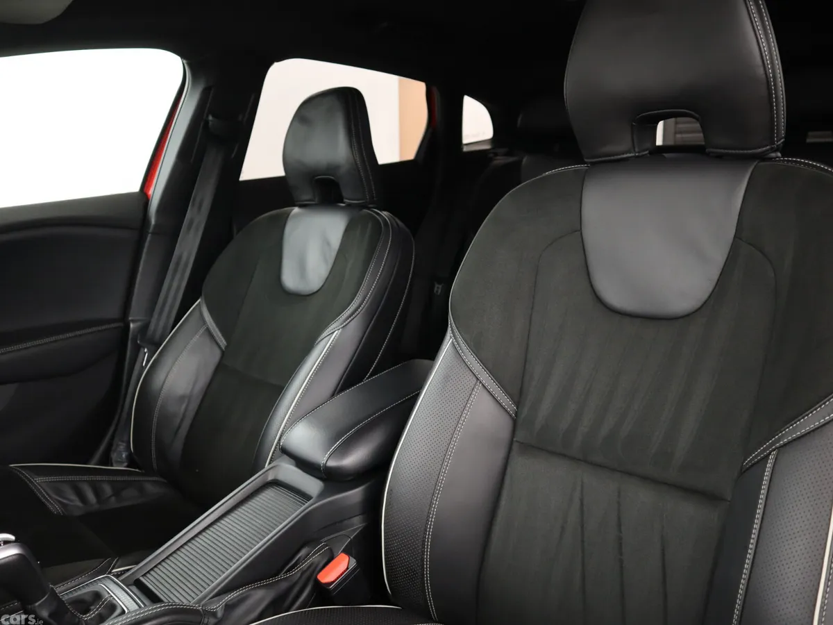 Volvo V40 Hatchback, Diesel, 2016, Red