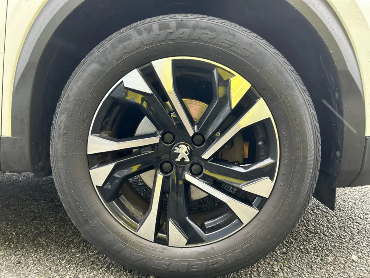 Peugeot 2008 MPV, Petrol, 2022, White
