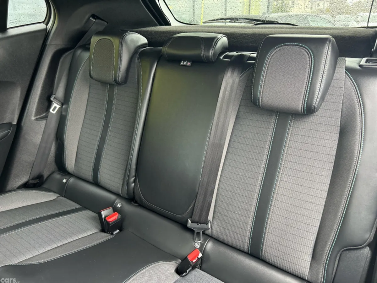 Peugeot 2008 MPV, Petrol, 2022, White