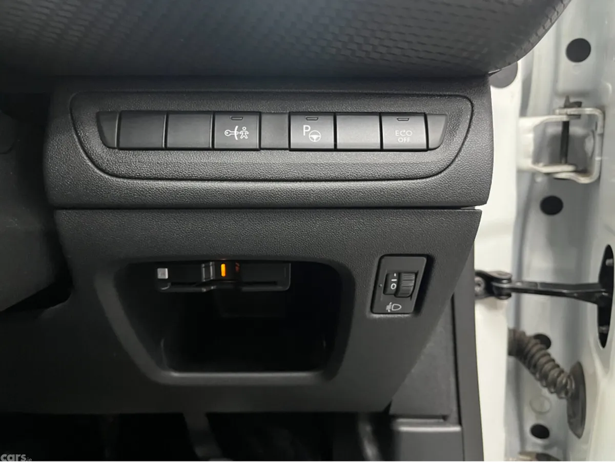 Peugeot 2008 SUV, Petrol, 2018, White