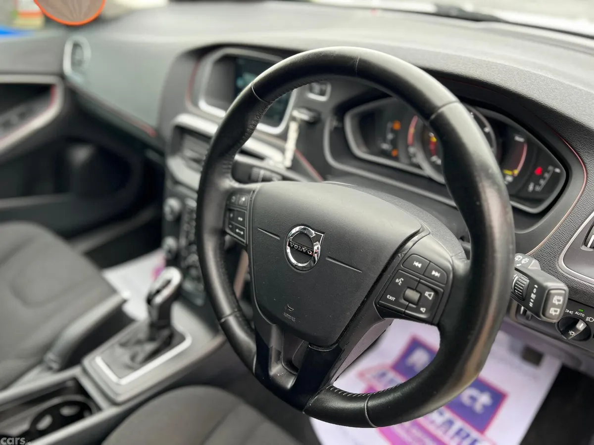 Volvo V40 Hatchback, Diesel, 2016, White