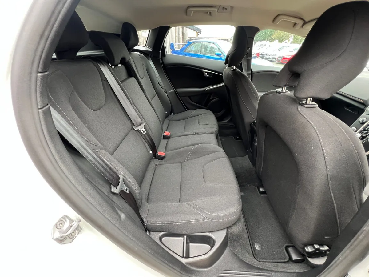 Volvo V40 Hatchback, Diesel, 2016, White