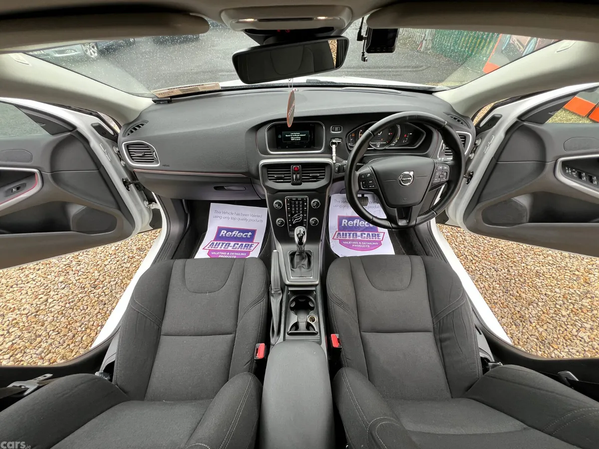 Volvo V40 Hatchback, Diesel, 2016, White