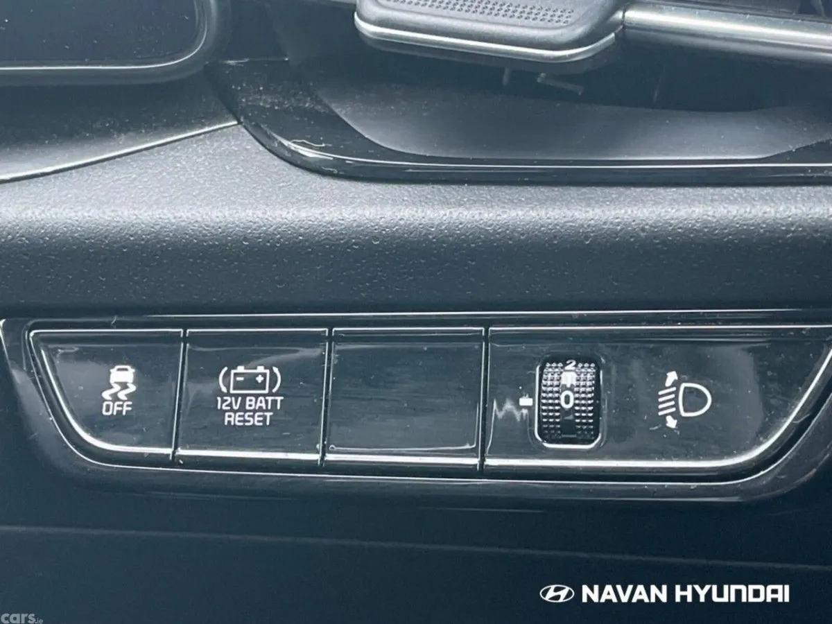 Kia Niro SUV, Petrol Hybrid, 2023, White
