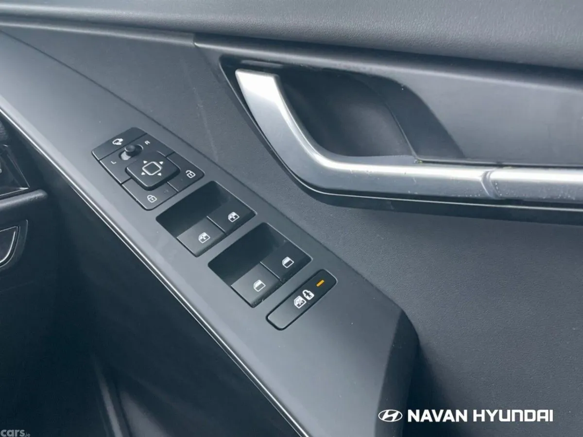 Kia Niro SUV, Petrol Hybrid, 2023, White