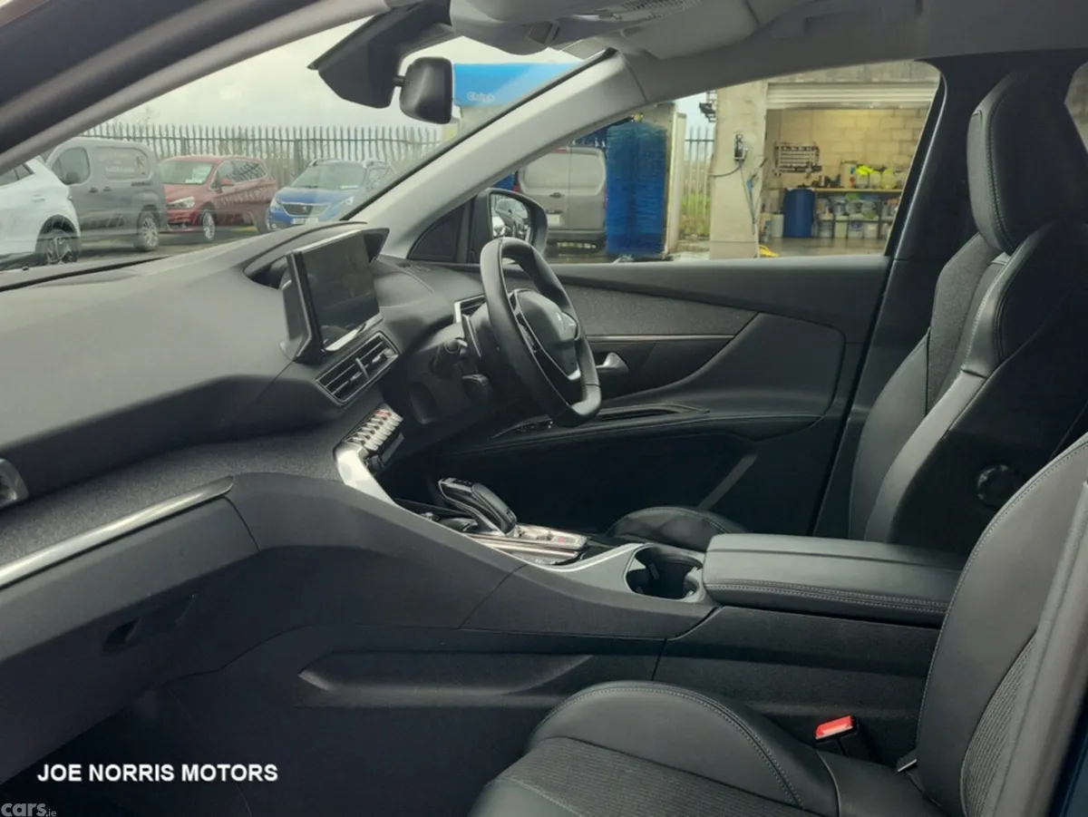 Peugeot 5008 MPV, Diesel, 2022, Blue