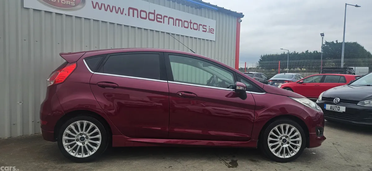 Ford Fiesta Hatchback, Petrol, 2015, Red