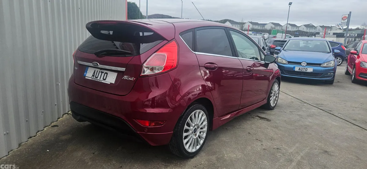 Ford Fiesta Hatchback, Petrol, 2015, Red