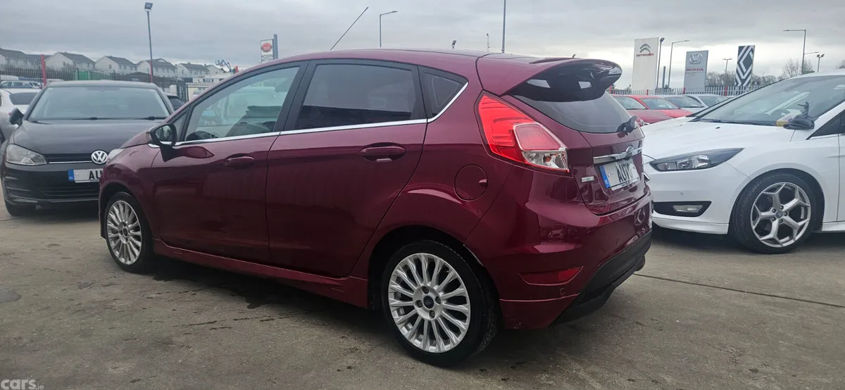 Ford Fiesta Hatchback, Petrol, 2015, Red