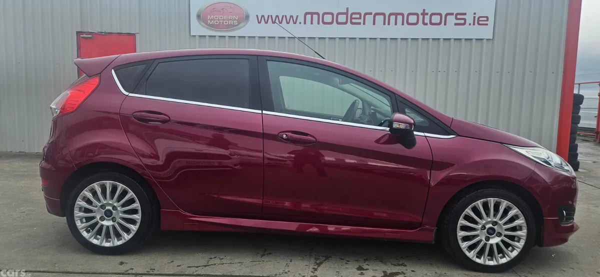 Ford Fiesta Hatchback, Petrol, 2015, Red