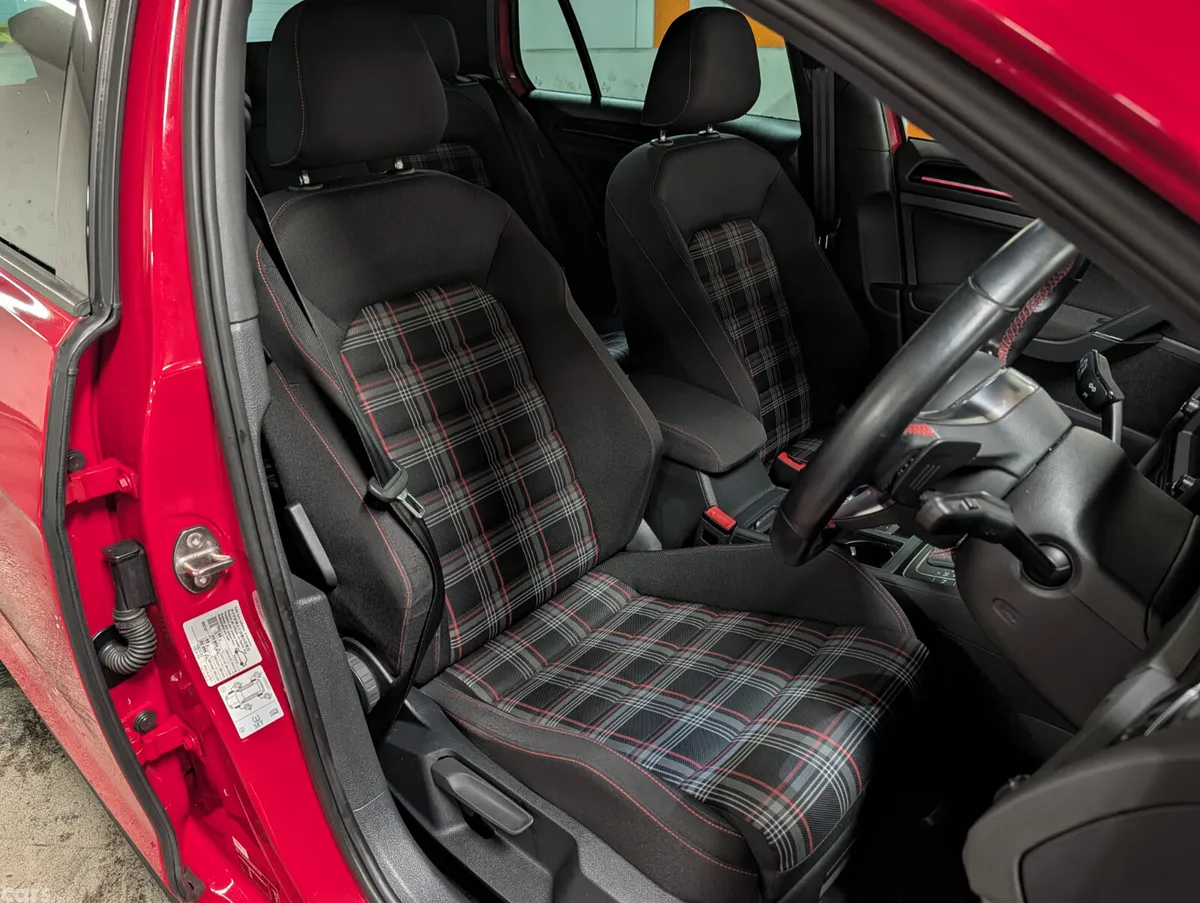 Volkswagen Golf Hatchback, Petrol, 2015, Red