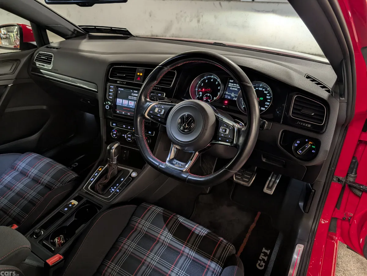 Volkswagen Golf Hatchback, Petrol, 2015, Red