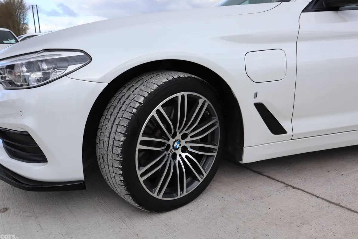 BMW 5-Series Saloon, Petrol Plug-in Hybrid, 2018, White