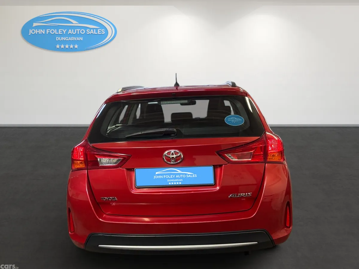 Toyota Auris Estate/Jeep, Diesel, 2014, Red