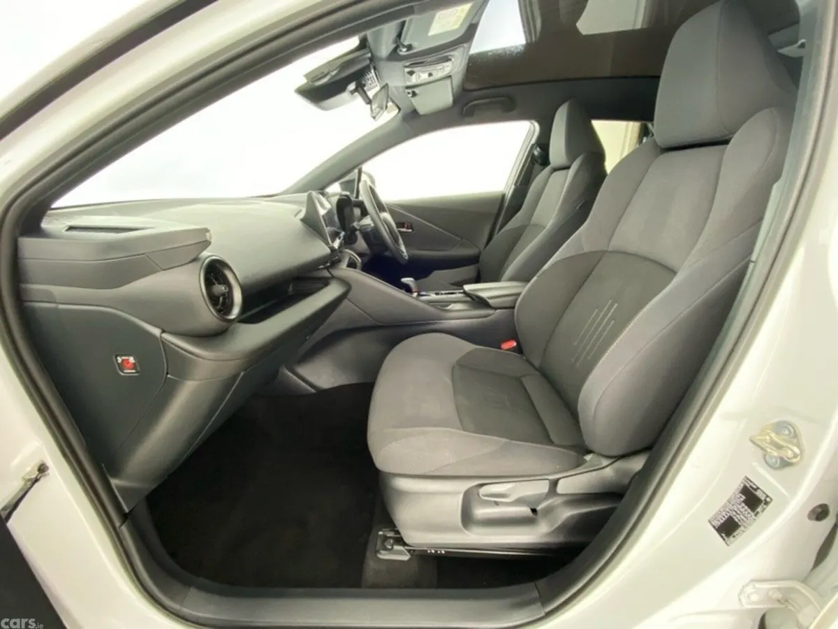 Toyota C-HR SUV, Petrol Hybrid, 2024, White
