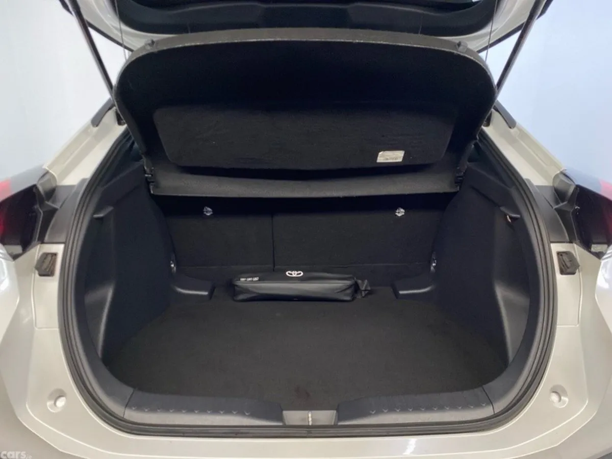 Toyota C-HR SUV, Petrol Hybrid, 2024, White