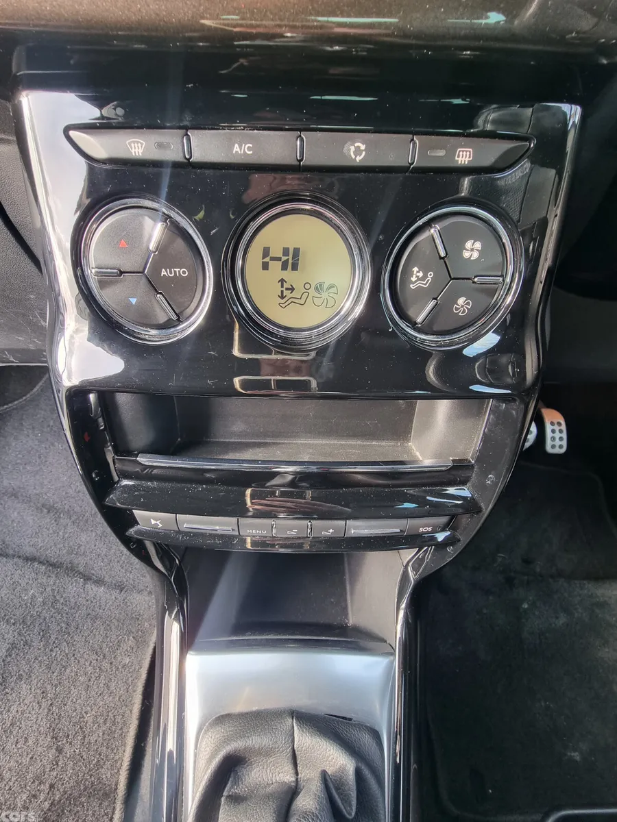 Citroen DS 3 Hatchback, Petrol, 2018, White