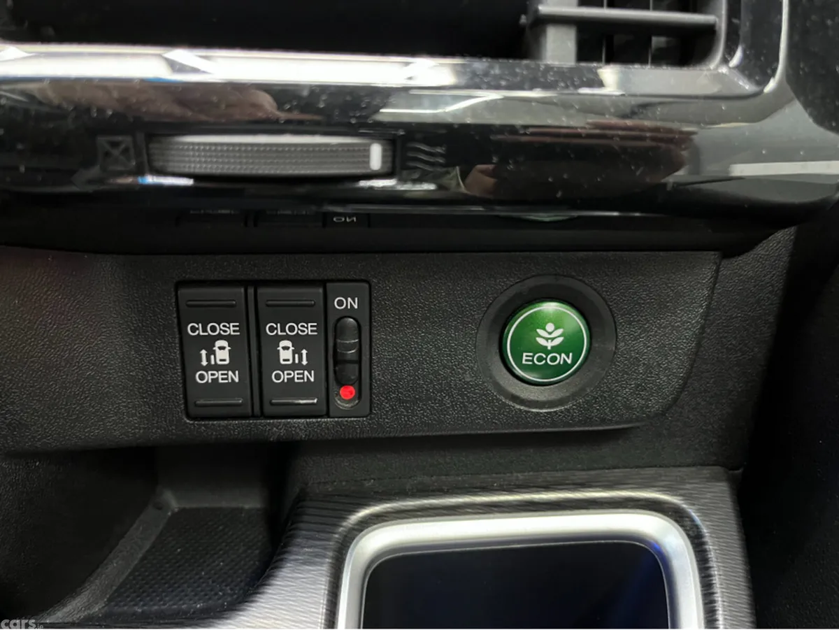 Honda Stepwagon MPV, Petrol Hybrid, 2021, White