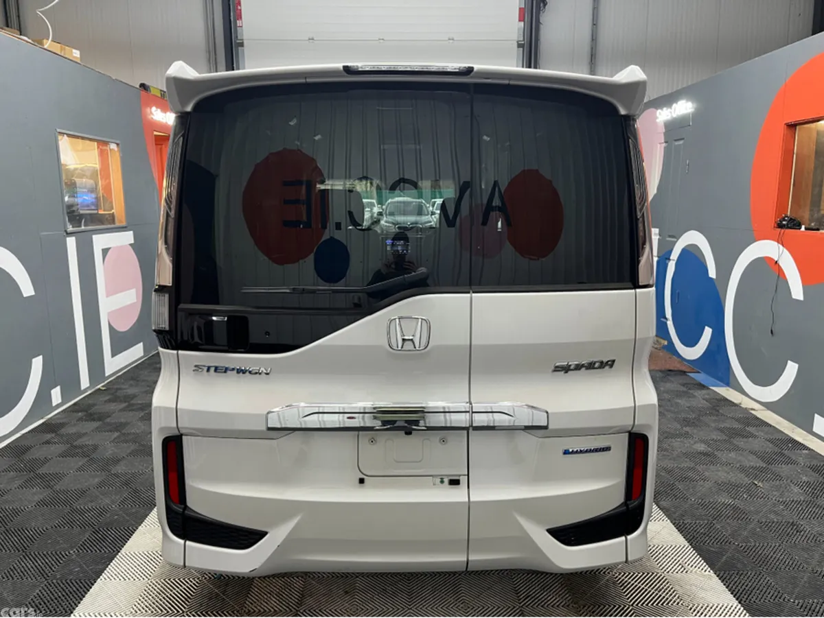 Honda Stepwagon MPV, Petrol Hybrid, 2019, White