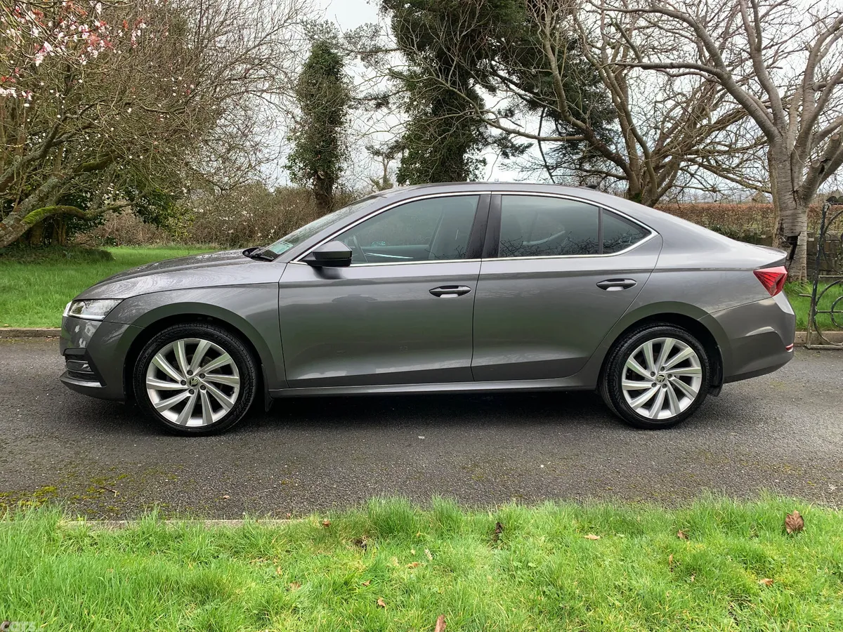 Skoda Octavia Saloon, Diesel, 2022, Grey