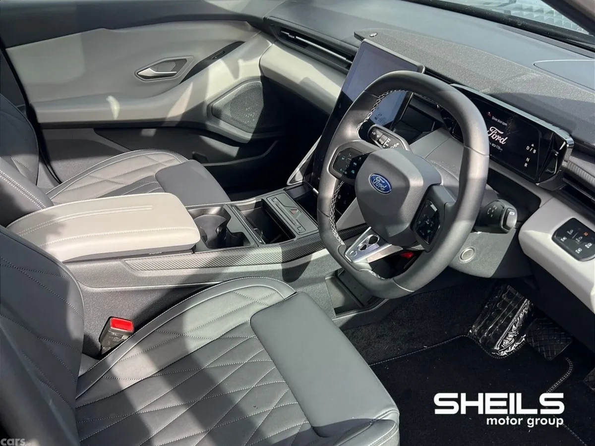 Ford Capri MPV, Electric, 2026, Black