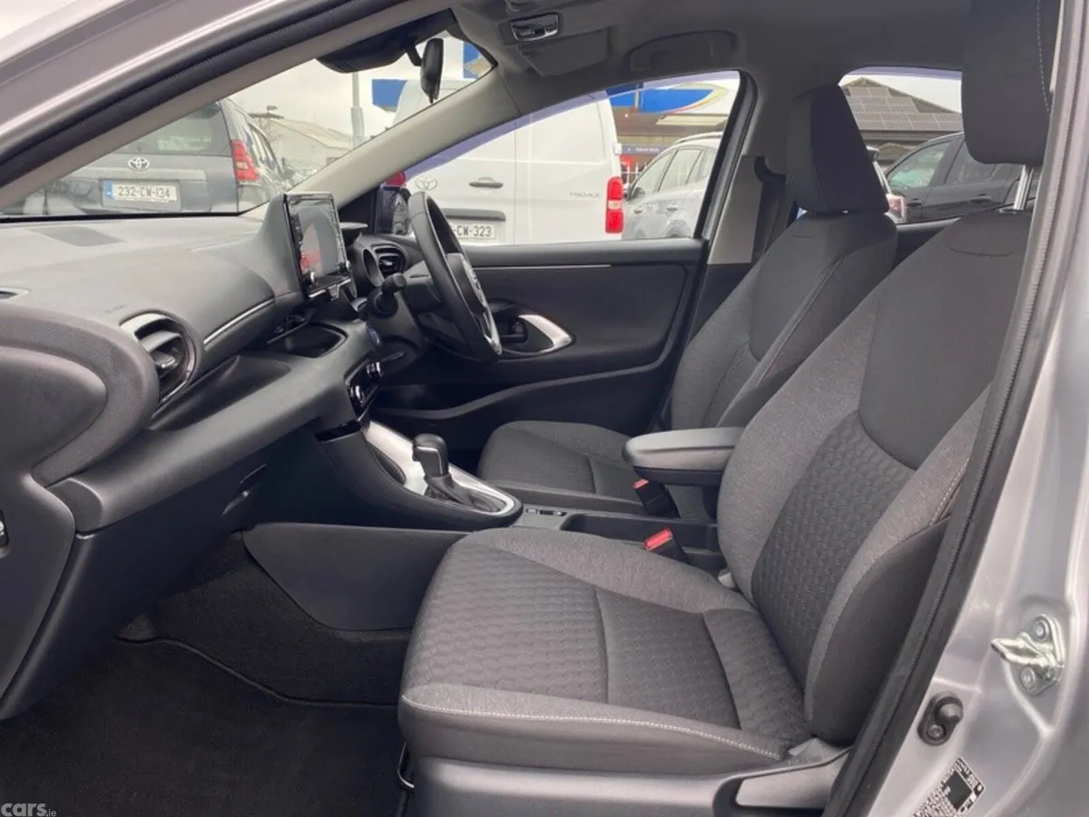 Toyota Yaris Hatchback, Petrol Hybrid, 2023, Silver