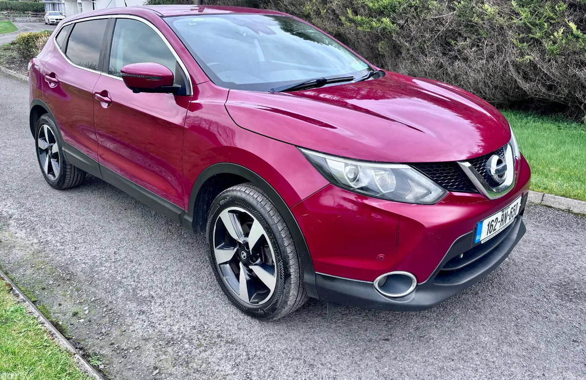 Nissan Qashqai Hatchback, Diesel, 2016, Red