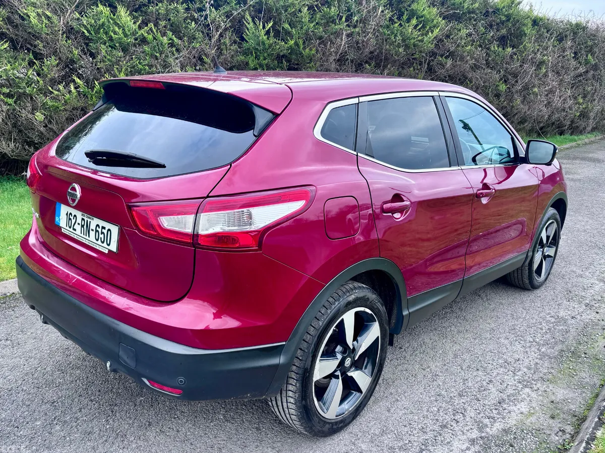 Nissan Qashqai Hatchback, Diesel, 2016, Red