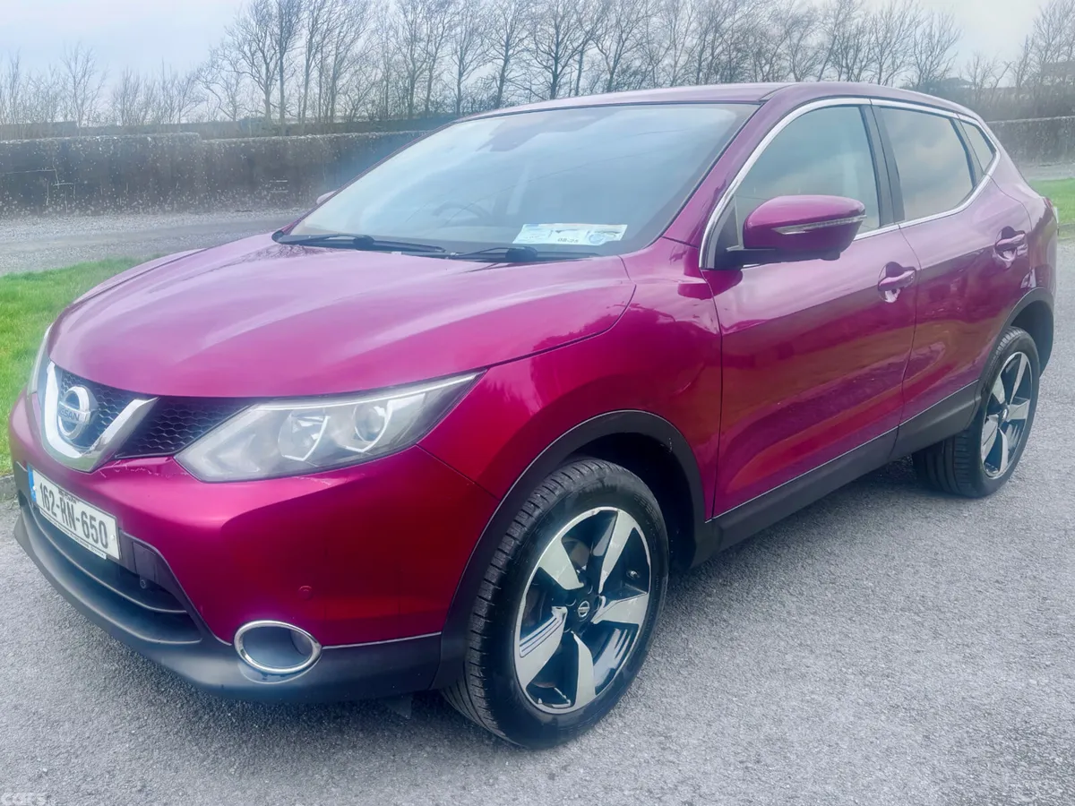 Nissan Qashqai Hatchback, Diesel, 2016, Red